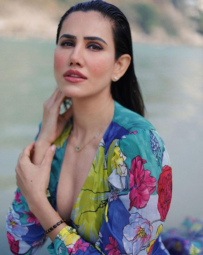 Staggering Looks Of Sonnalli Seygall In Leopard Printed Top